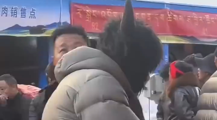 老板戴牦牛帽推销牛肉干