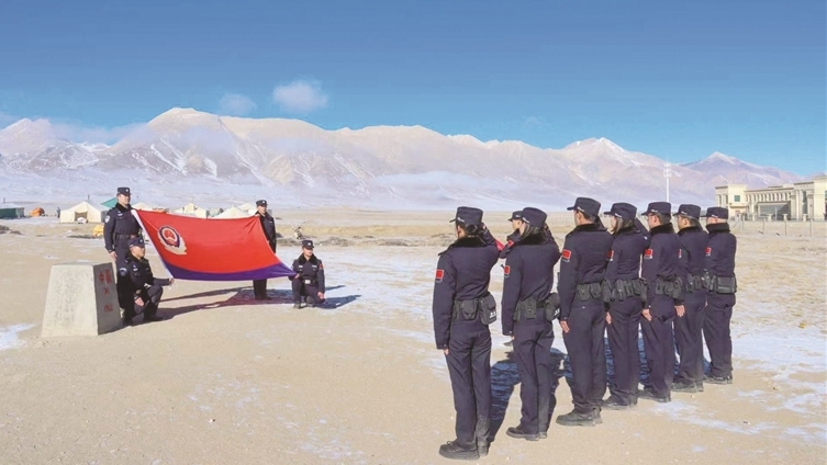 警旗映雪域 坚守护平安