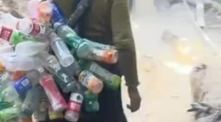 阿佳一路行走一路捡拾垃圾