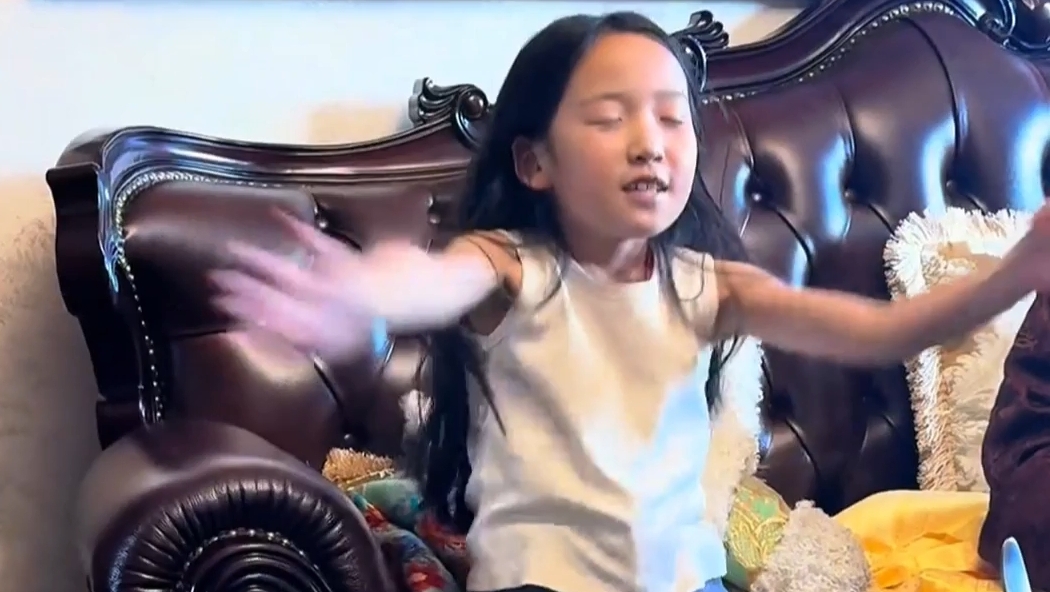 女孩闭眼聆听音乐一脸享受