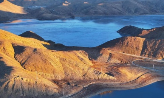 西藏沉错：羊卓雍错流域的生态明珠