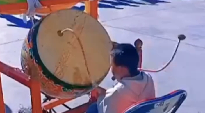 藏戏小鼓手展示天赋