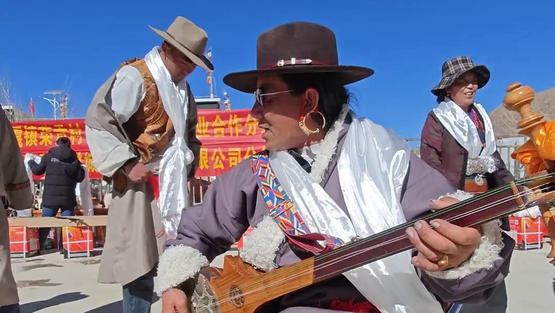 荣贡村新年分红 群众载歌载舞