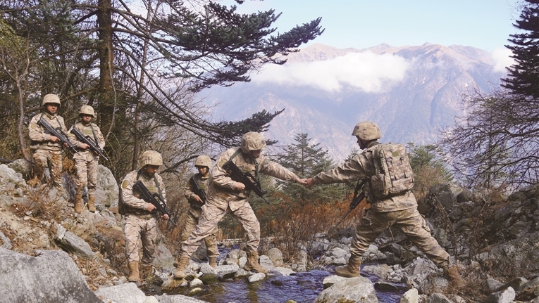 徒步巡逻 确保防区安全稳定