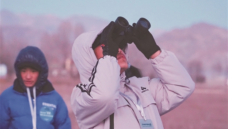 当西藏青少年遇上“高原精灵”黑颈鹤