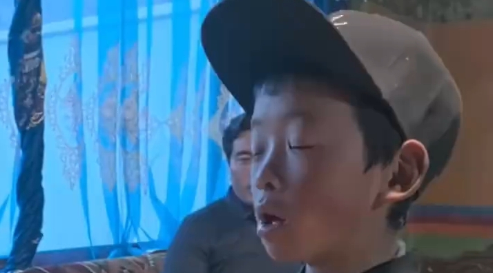 藏式小孩哥唱歌跳舞样样精通