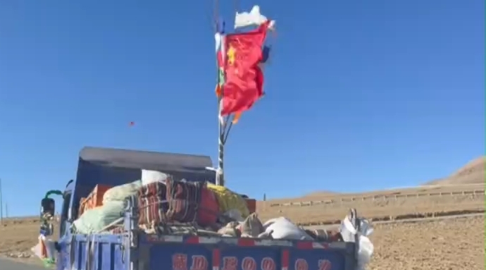 日喀则送嫁车上的中国红太戳心