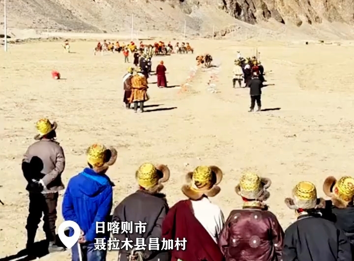 西藏赛马场上的最飒瞬间，马背上捡哈达