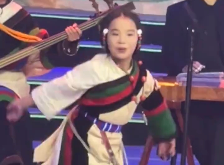 西藏小女孩跳锅庄、可爱自信又大方 太圈粉了