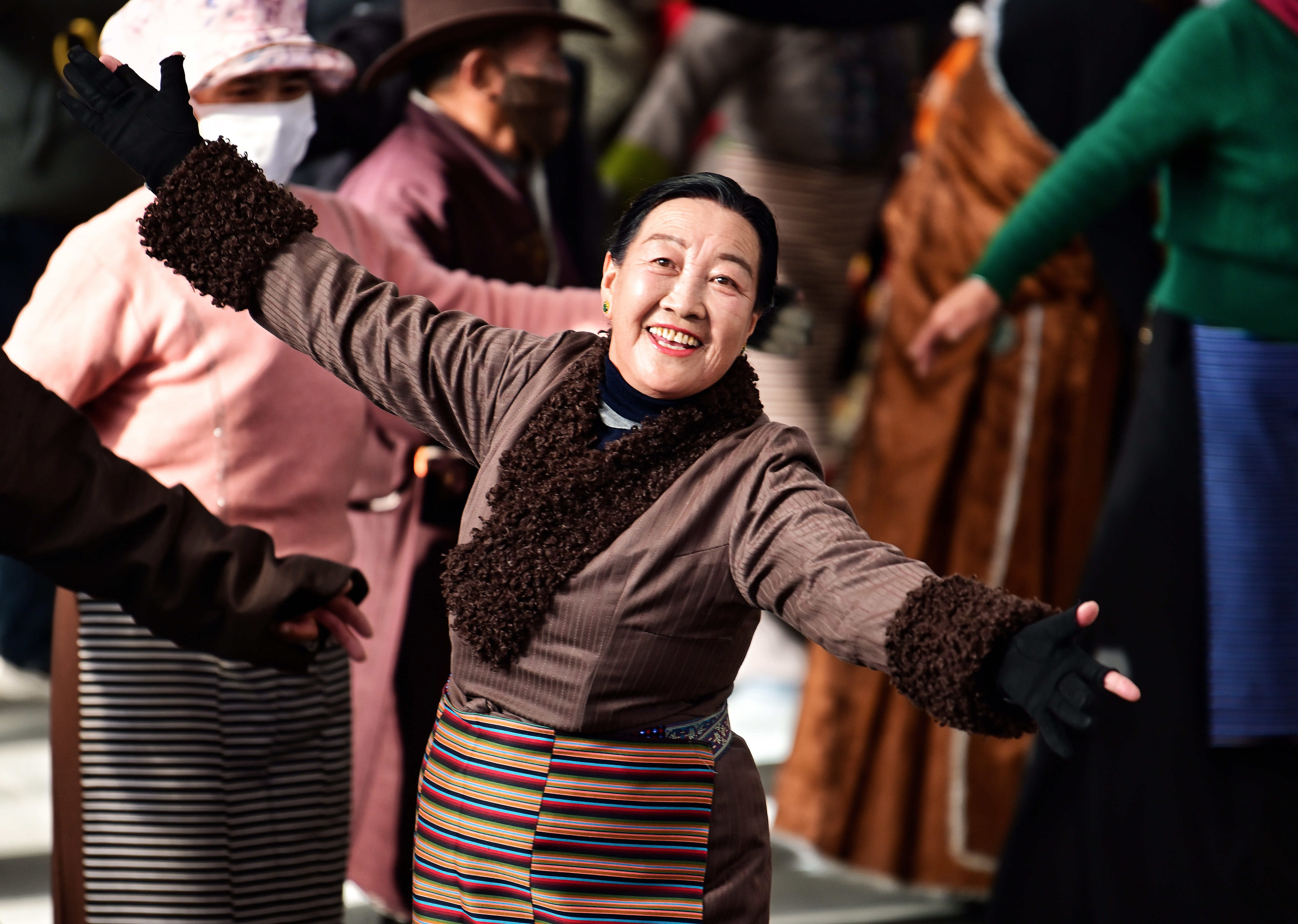 跳起欢快锅庄 舞出健康活力