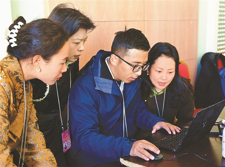 自治区政协十二届四次会议开幕侧记