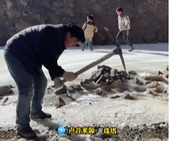 自愿当“护路 人”，索县小伙和乡亲们铲冰铺沙