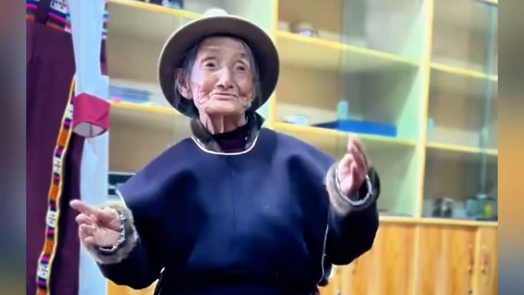 85岁莫拉的唱跳舞台