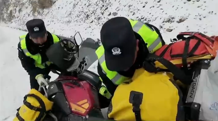 昌都交警这一扶太暖了