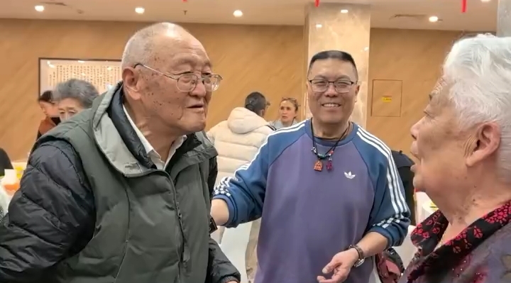 八旬汉藏同事相聚蓉城