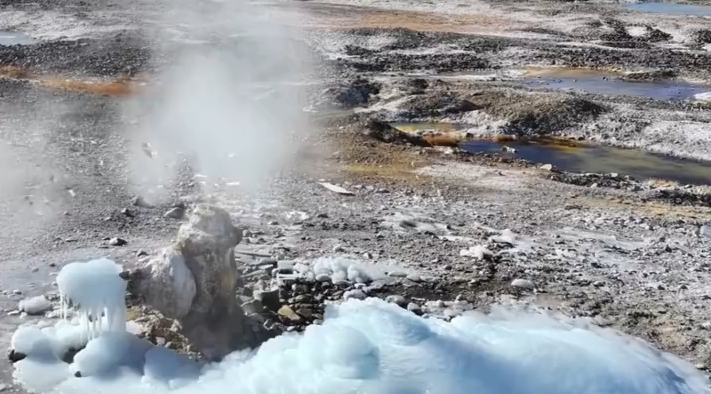 阿里地区噶尔县朗久地热 寒冬里热气不息