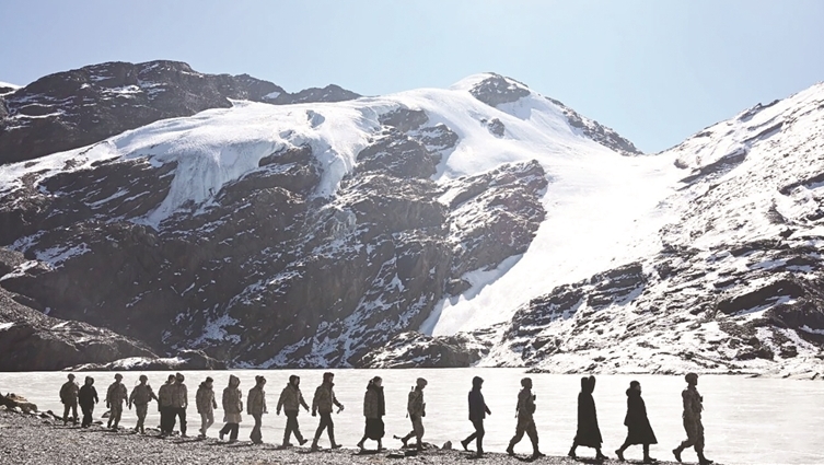 清华大学师生赴西藏军区某部开展活动