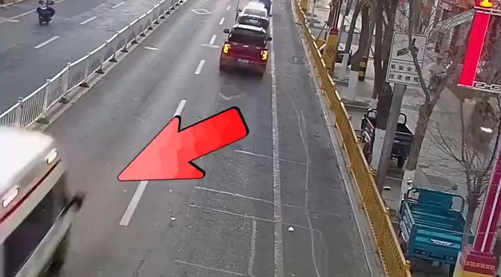 四辆车默契避让 为救护车让出生命通道