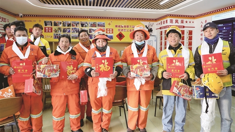 自治区总工会与新业态劳动者共迎小年