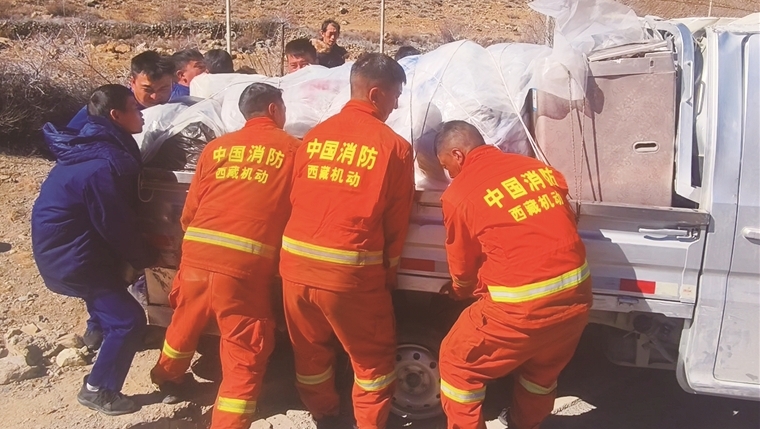 左贡消防成功救援侧翻货车被困群众