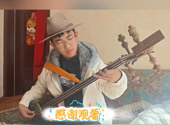 西藏少年秀扎念琴技，一曲《赛马》弹得流畅动听