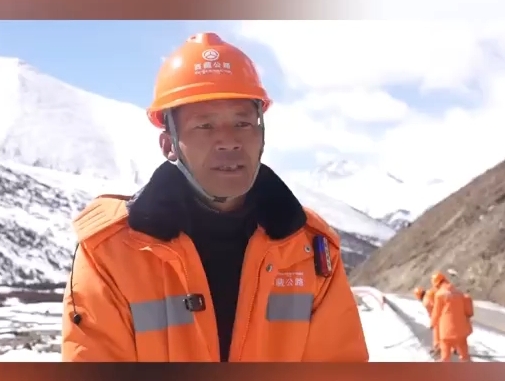 风雪中的养路人“保障安全让大家能安心回家”