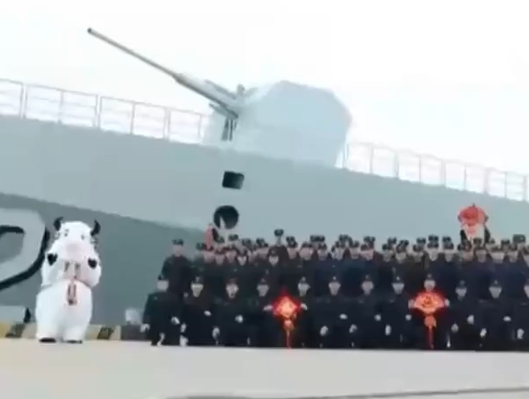远在青岛的海军拉萨舰 ，向家乡人民拜年啦