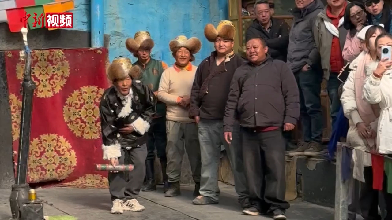 百名游客在西藏山南过大年