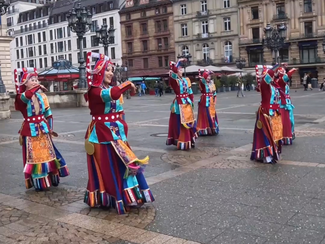 那曲市艺术团在德国表演《珠姆倩影》