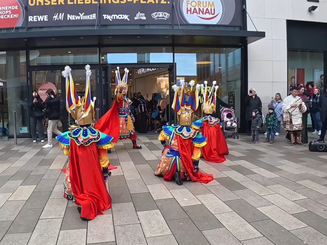 那曲市艺术团在德国快闪亮相