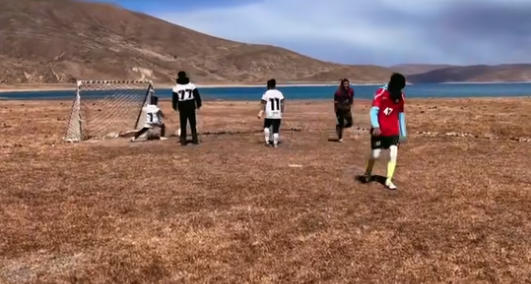 亚龙村的孩子们把足球热爱踢进了旷野