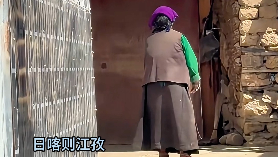 网友偷拍母亲打球背影