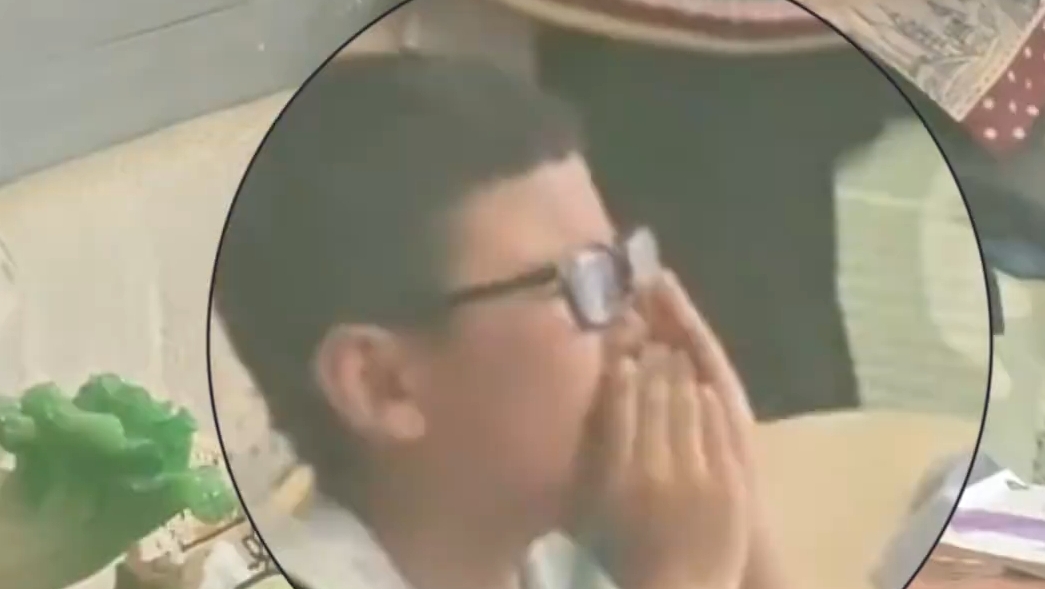 拉萨一位小朋友含泪补寒假作业