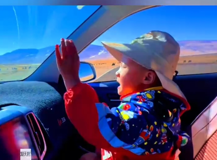 车窗外是牦牛与草原，车窗内是传承的腔调