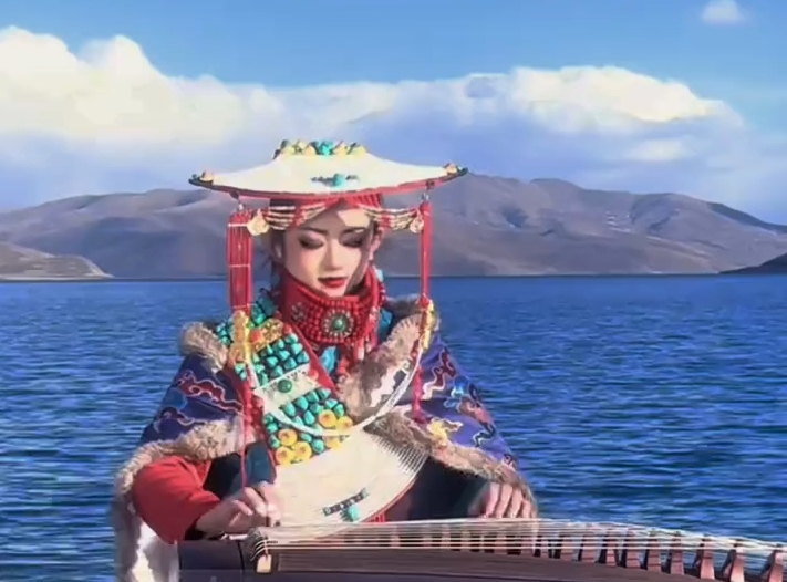 羊湖的景、古筝的弦、孔雀服的艳……