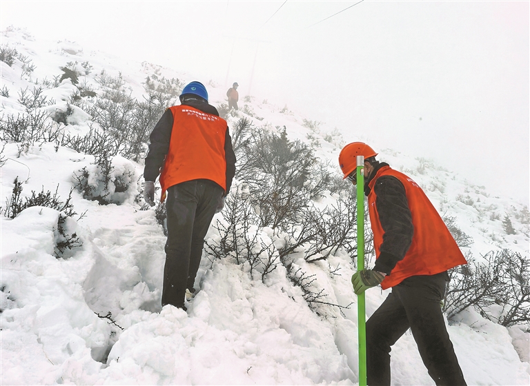 顶风冒雪保供电