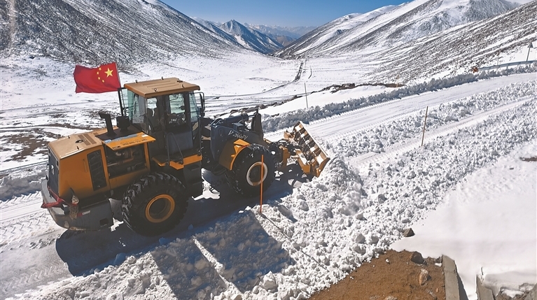 抢险清雪 护路通行