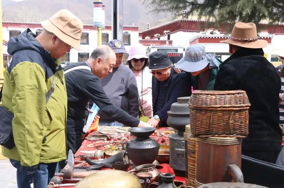 香港首趟旅游包机团抵达西藏山南！