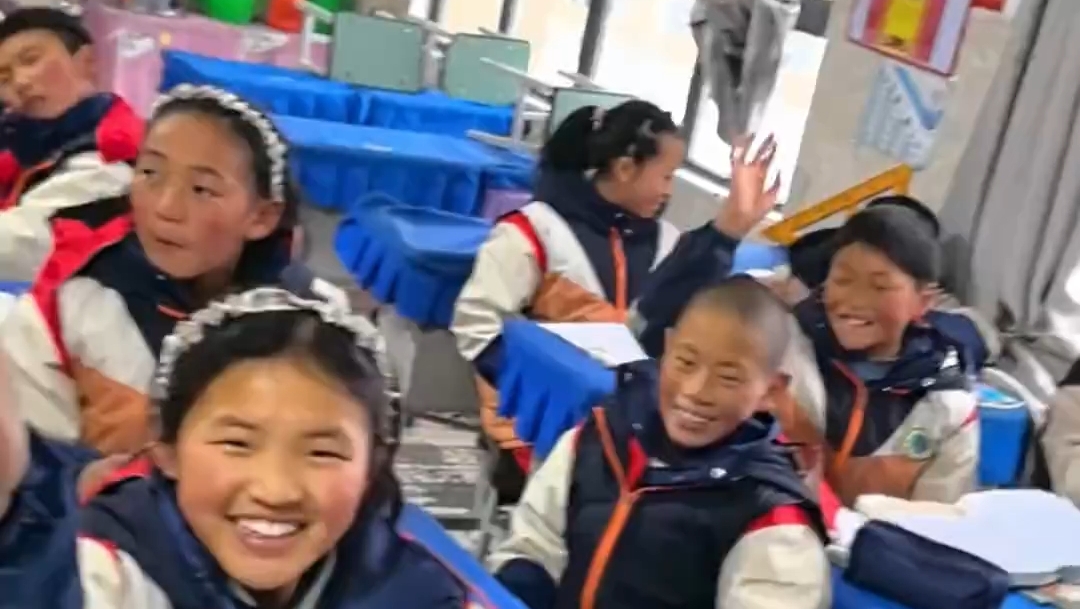 孩子们用跑调的歌声逗笑老师