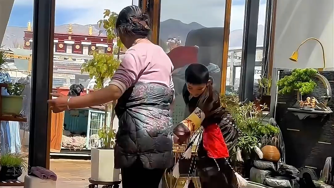 莫啦教孙子跳藏戏