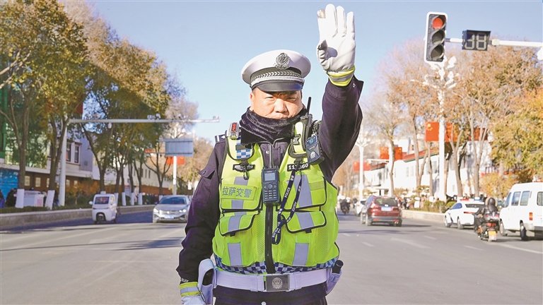 规范停车不添堵 整治违停保畅通