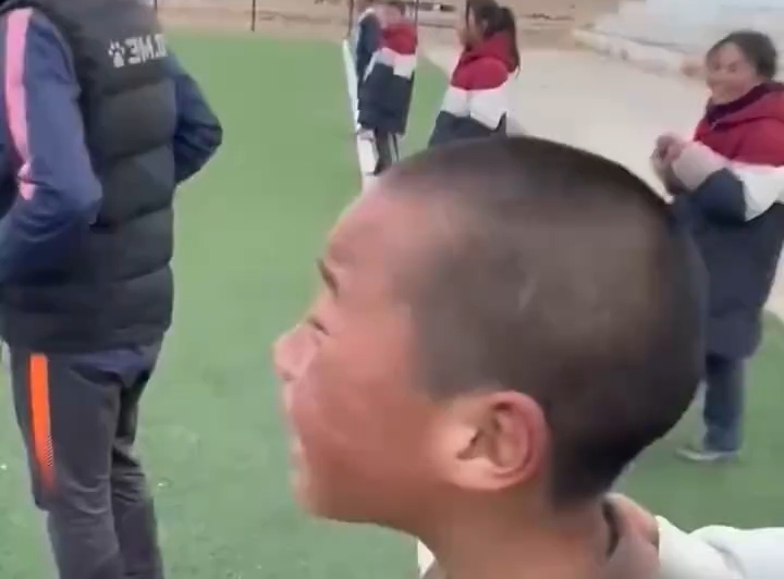 没在场上却比谁都激动 小朋友哭着为班级呐喊加油