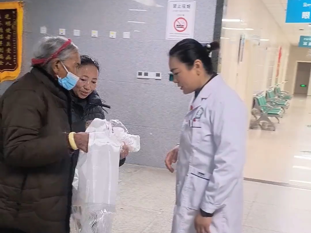 八年黑暗重获光明 康复出院为医生献上哈达鲜花