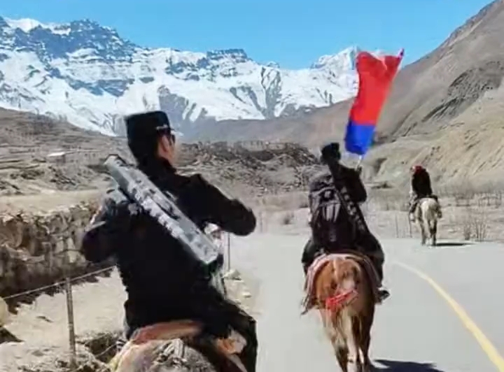 西藏戍边民警策马巡护边境线！