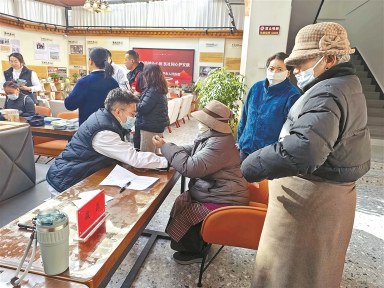 义诊进社区 “医”心为健康