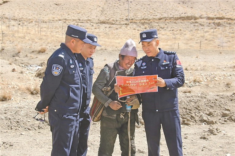 边检总站开展全国两会精神系列宣讲活动