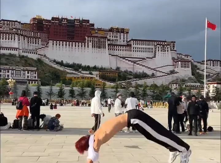 游客在布达拉宫前连续空翻，网友：高反睡着了？