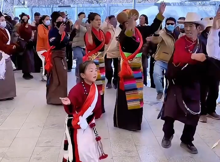 童心遇上锅庄 舞步自带光芒 每一帧都可爱又治愈 