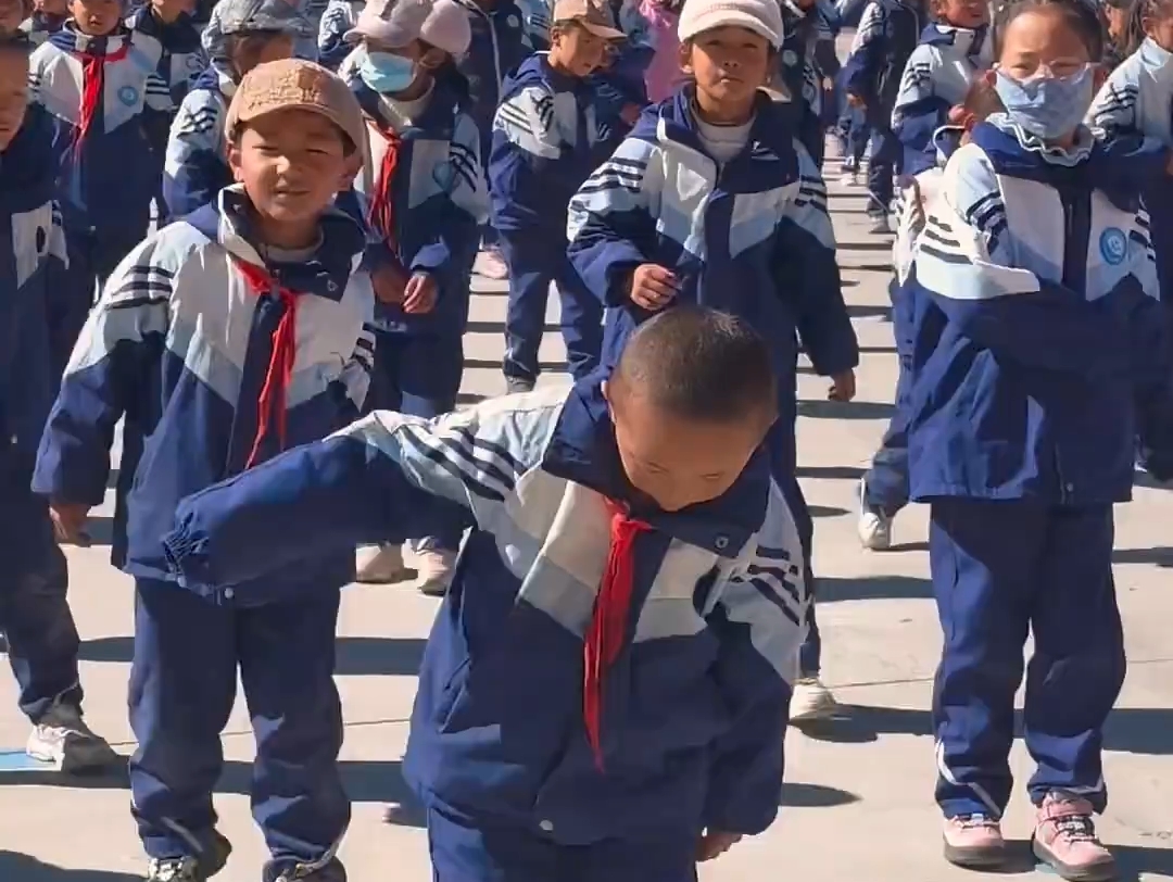 小朋友沉浸在拉孜堆谐课间操