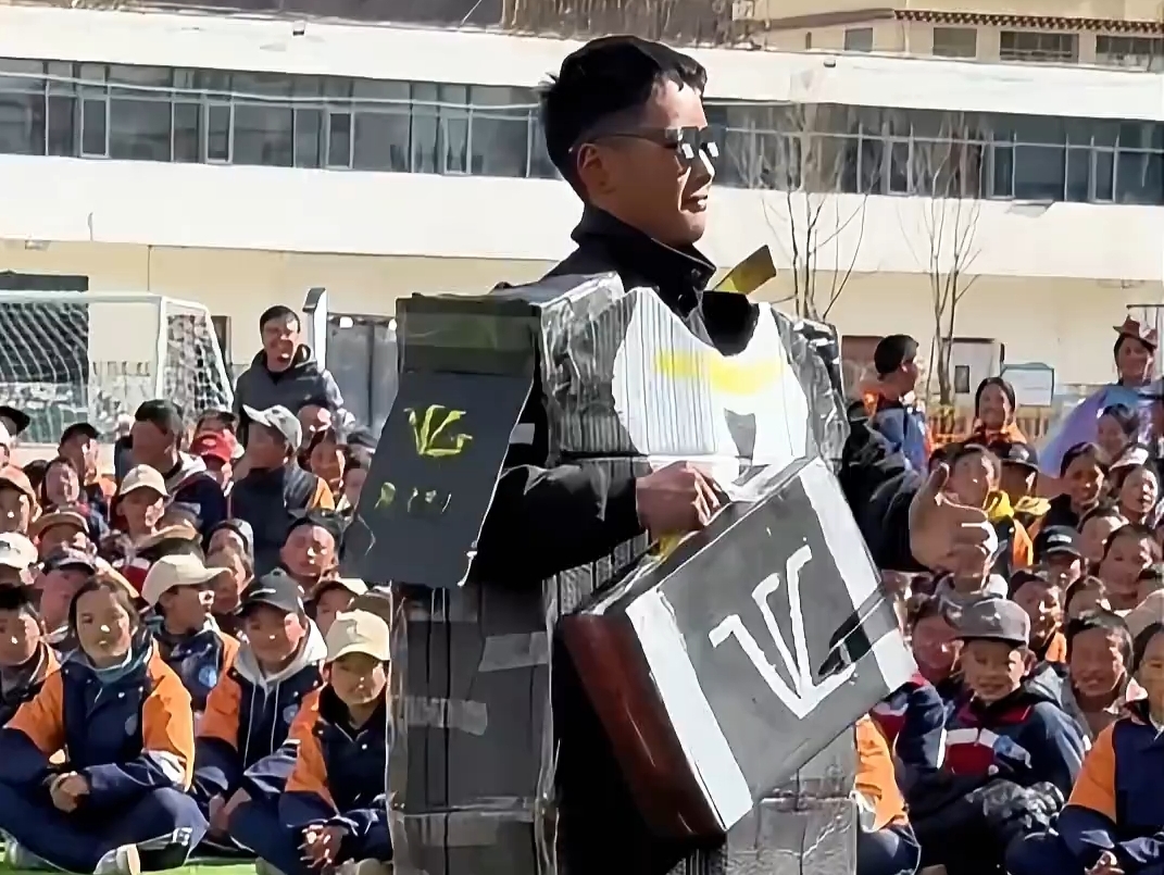 西藏少年的环保时装秀 ，废旧材料也能惊艳全场